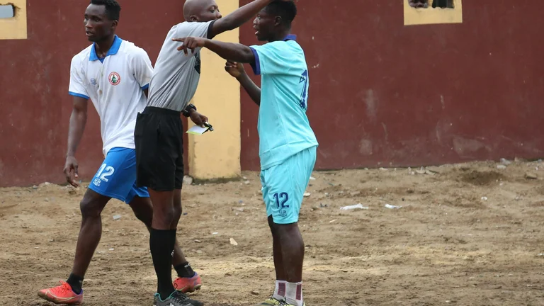 Jogador Expulso Gera Polêmica em Jogo Decisivo