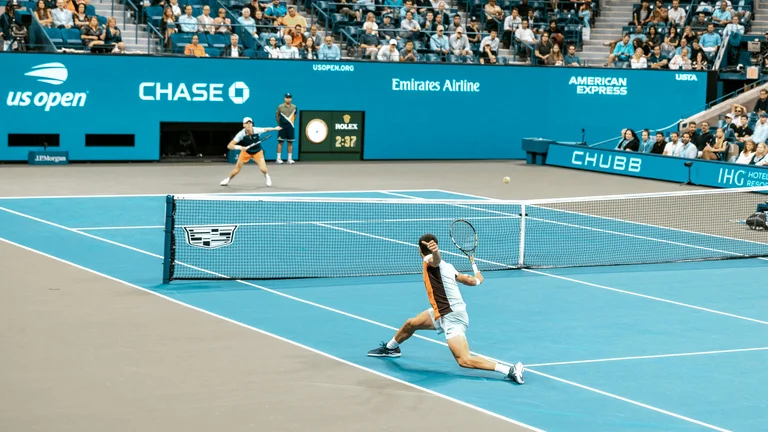 Jovem Promessa do Tênis Surpreende em Grand Slam